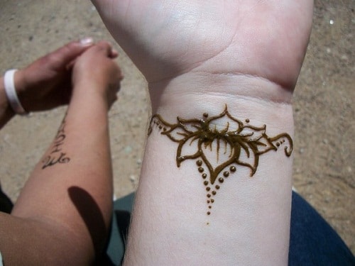 Wrist henna, Henna tattoo designs, Small henna tattoos-cheohanoi.vn
