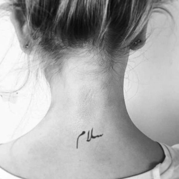 Erstes Tattoo Es ist auf Arabisch geschrieben und bedeutet AUS DEM  ORDENTLICHEN     Erstes Tattoo Es i  Collar tattoo Collar bone  tattoo Bone tattoos
